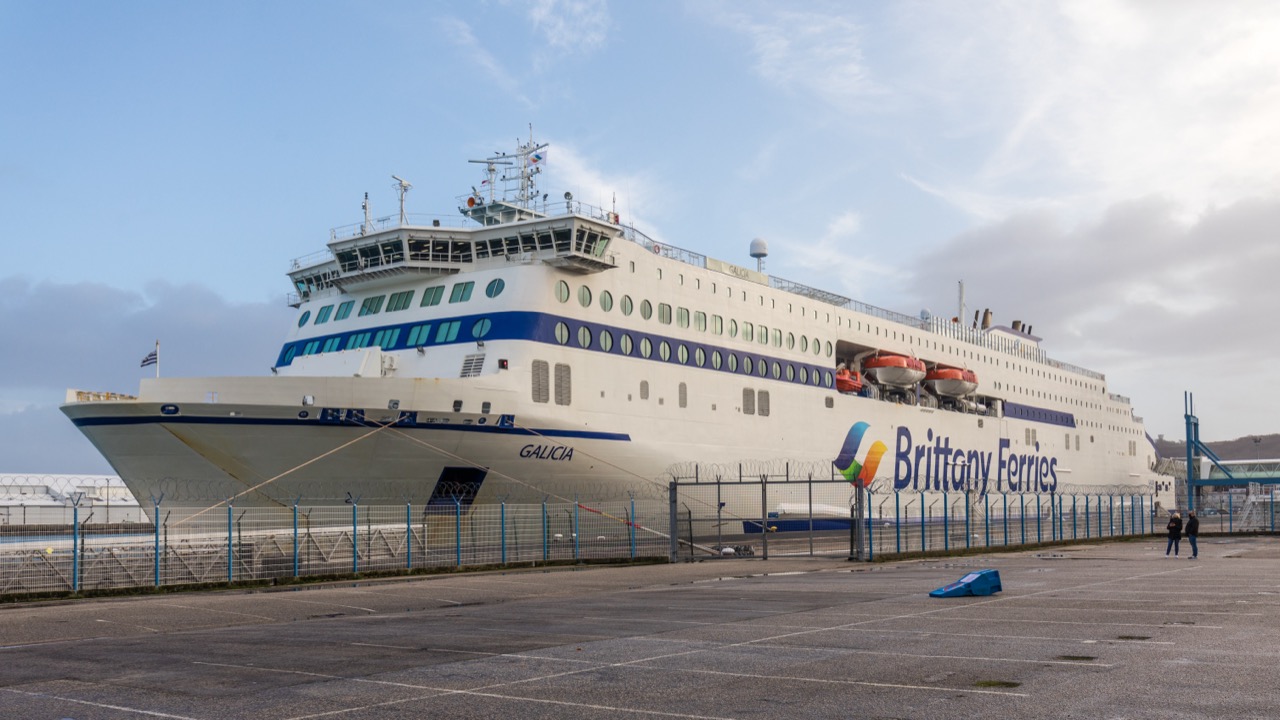 MV Galicia, cruise-ferry E-Flexer de Brittany Ferries, dans le port de Cherbourg.