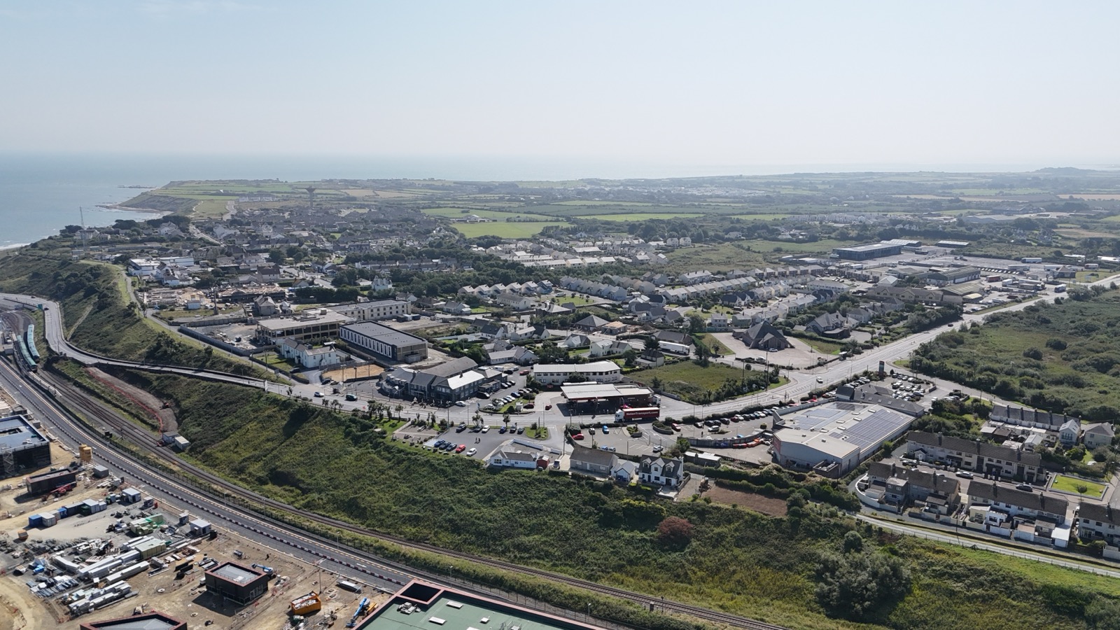 Vue a&eacute;rienne de Rosslare Europort, avec le terminal ferry, les quais et la jet&eacute;e sur la c&ocirc;te sud-est de l'Irlande.